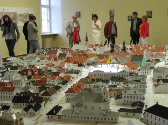 Narva linna maketiga tutvumine raekojas
